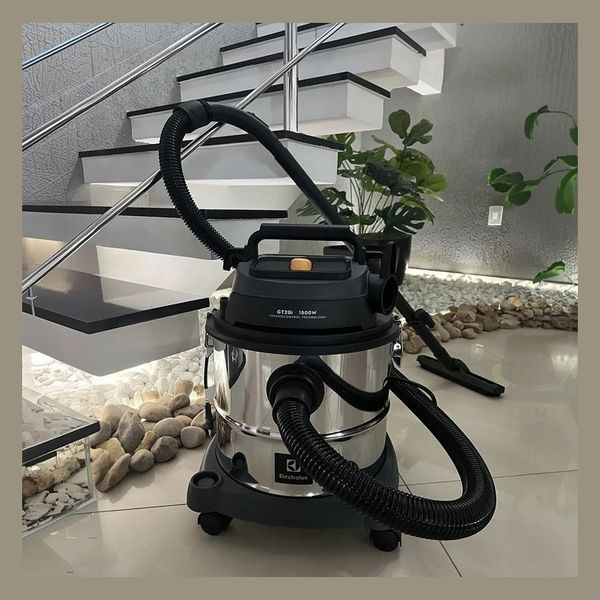 Aspirador Pó e Água Electrolux função Sopro Compacto Líquidos Químicos Inox 1800W 20L total 15L útil protetor térmico GT20i